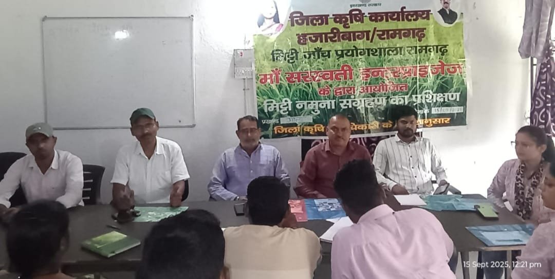 गोला में किसान मित्रों और किसानों को मिट्टी जांच नमुना संग्रह का मिला प्रशिक्षण