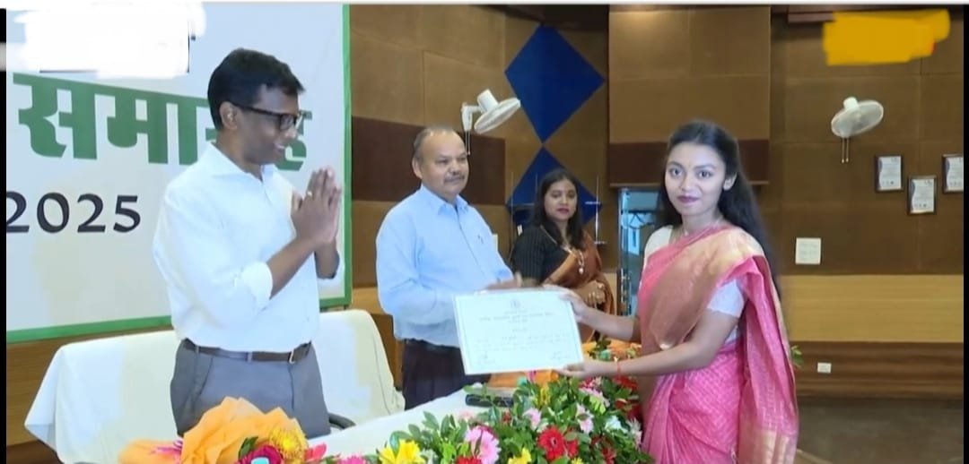 हिंदी दिवस के अवसर पर निबंध प्रतियोगिता की छात्रा प्रिया कुमारी को किया गया सम्मानित