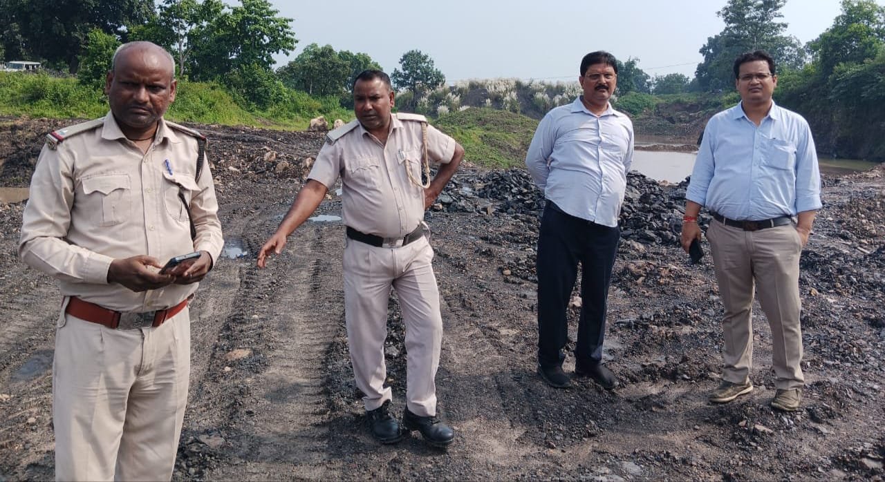 जिला प्रशासन ने कुज्जू ओ पी क्षेत्र के महुआटुंगरी के अवैध खनन स्थल में की छापामारी