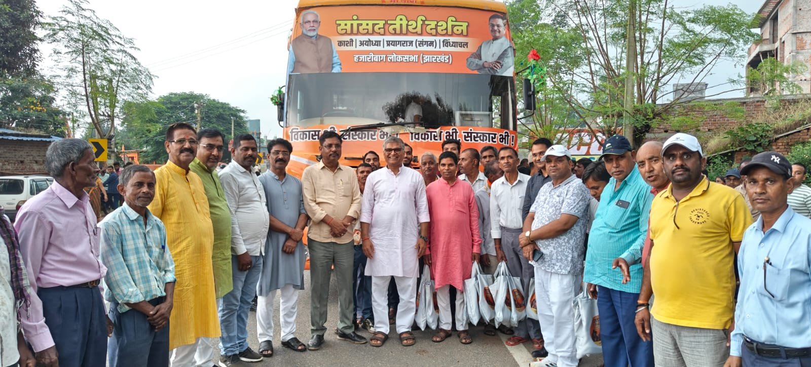 सांसद ने सांसद तीर्थ दर्शन महाअभियान के 16वें जत्थे को दारू के जिनगा पंचायत से किया रवाना