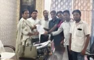 जर्जर सड़क की मरम्मती को लेकर बीडीओ को सौंपा ज्ञापन