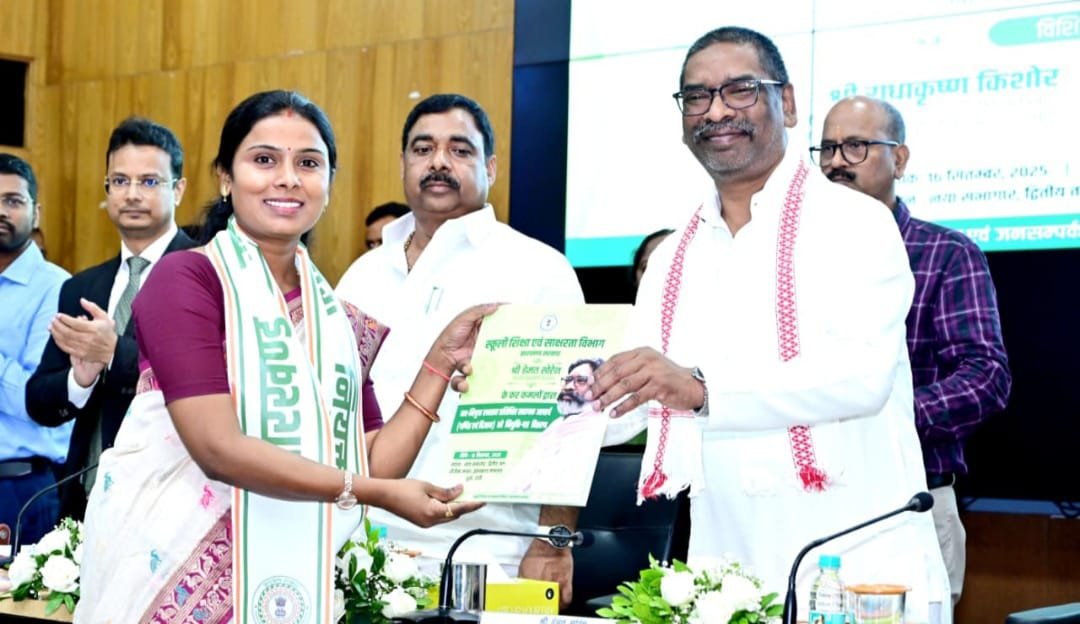 नव-नियुक्त स्नातक प्रशिक्षित सहायक आचार्य (गणित एवं विज्ञान) तथा गोड्डा जिला के इन्टर प्रशिक्षित सहायक आचार्य (कक्षा 01 से 05) के नियुक्ति पत्र वितरण समारोह में सम्मिलित हुए मुख्यमंत्री