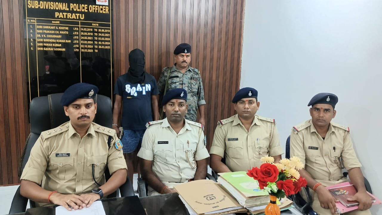 पतरातू पुलिस ने पांडे गिरोह के एक सदस्य को गिरफ्तार किया