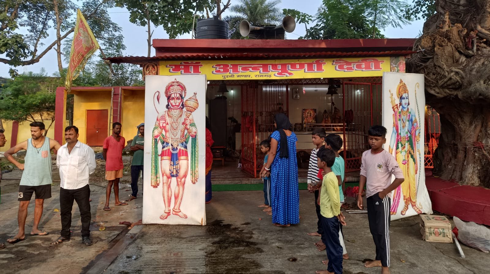 दुर्गा पूजा के पूर्व माहौल बिगाड़ने का प्रयास, मंदिर में चोरी और मुख्य गेट के पास शौच किया