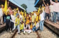 बेरिकेटिंग तोड़ कर आंदोलनकारी पहुंचे स्टेशन परिसर, रेलवे ट्रैक पर बैठकर दिया धरना