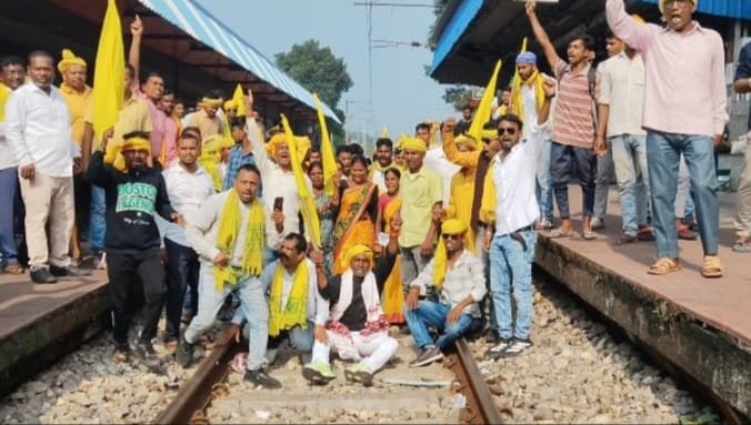 बेरिकेटिंग तोड़ कर आंदोलनकारी पहुंचे स्टेशन परिसर, रेलवे ट्रैक पर बैठकर दिया धरना