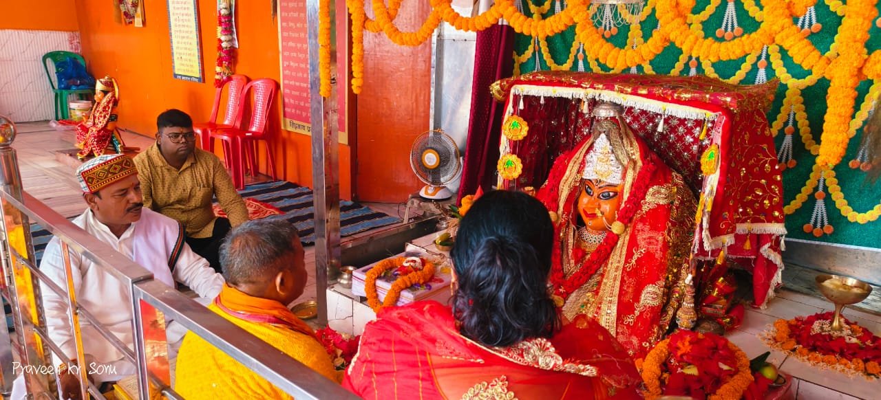 महामाया मंदिर माया टुंगरी में कलश स्थापना के साथ शारदीय नवरात्र पूजा आरंभ