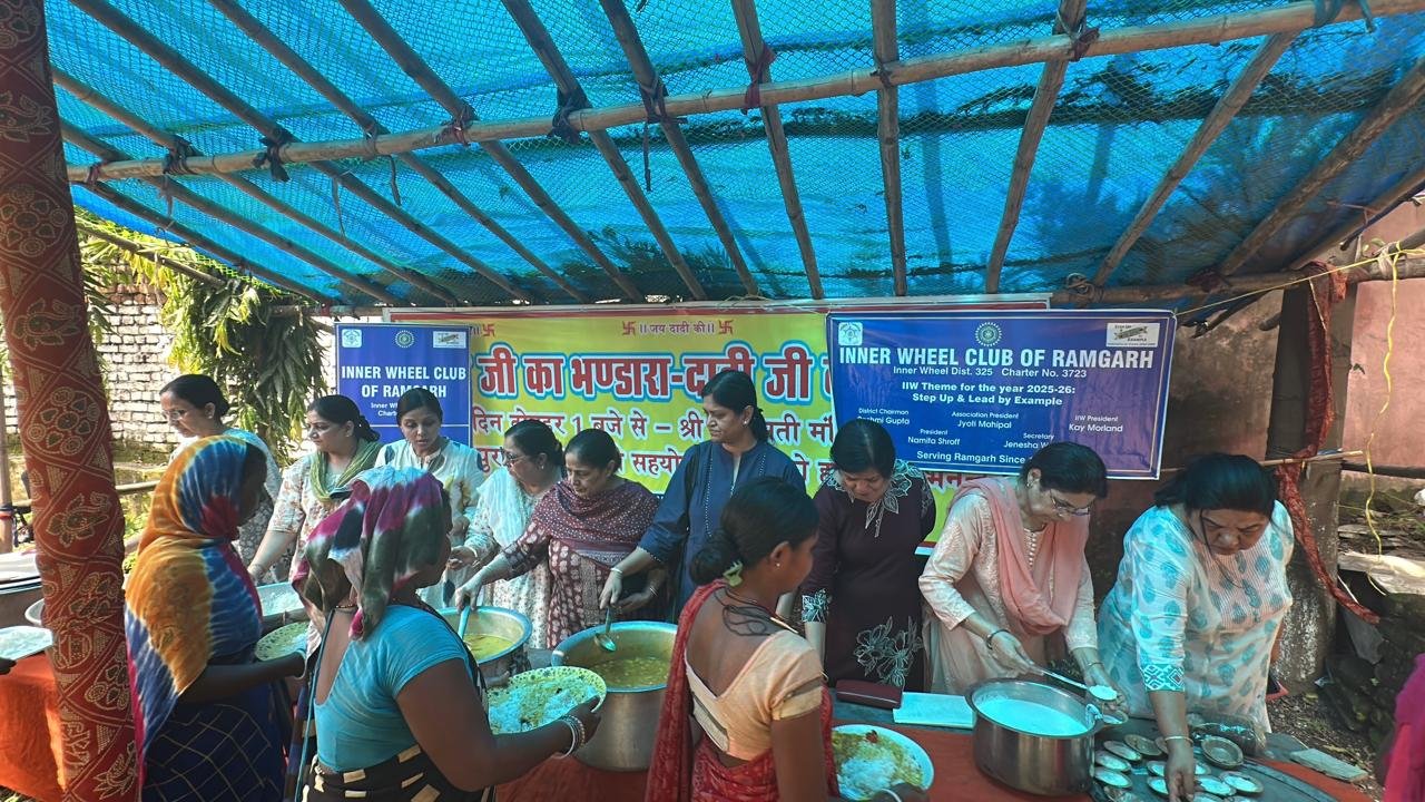 इनरव्हील क्लब ने जरूरतमंद लोगों के बीच भोजन का वितरण किया