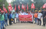 लेबर कोड रद्द करने की मांग को लेकर पीवीयूएनएल गेट के निकट एनटीपीसी मजूर यूनियन में मनाया काला दिवस