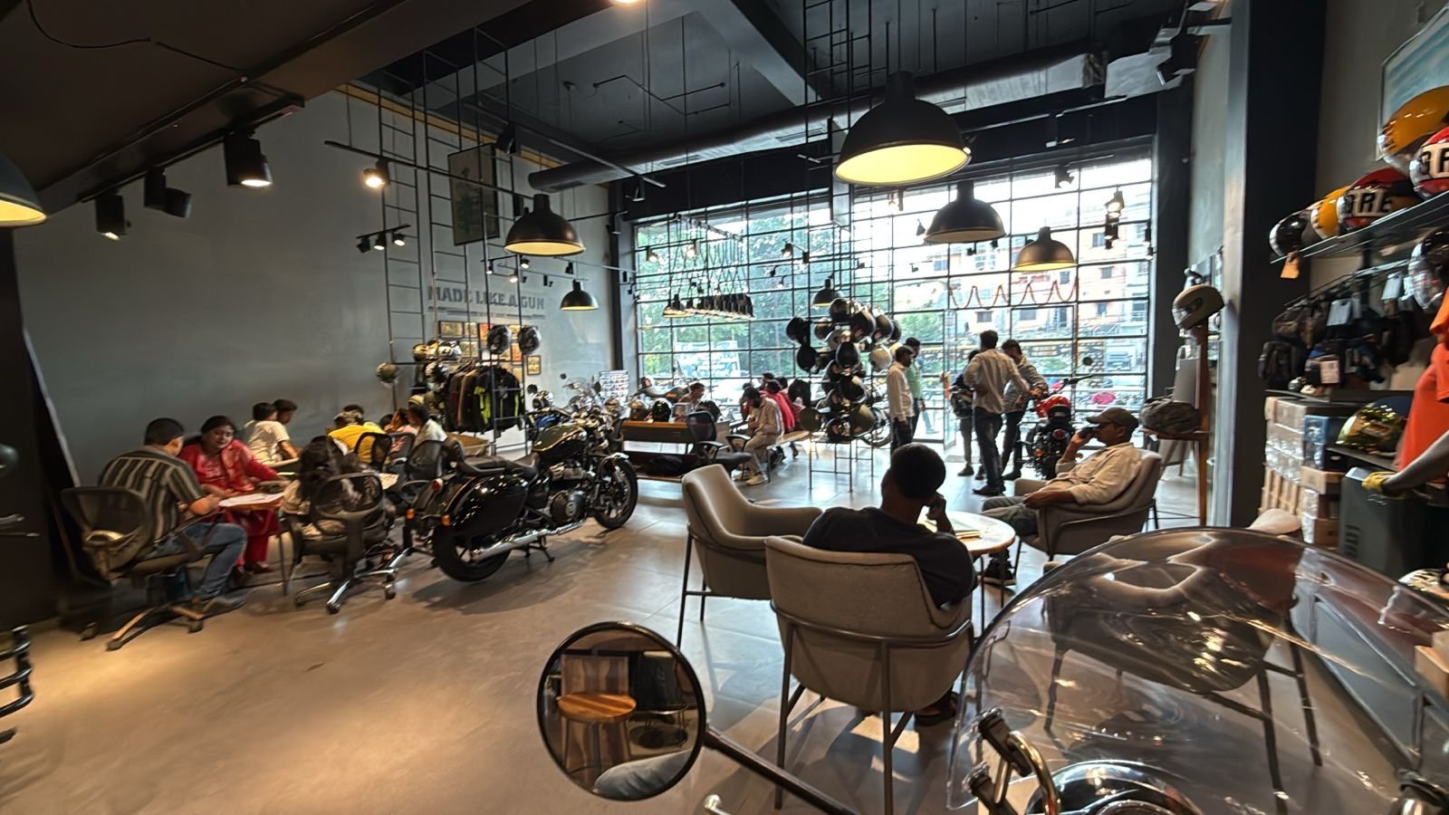 जीएसटी छूट के बाद रॉयल एनफील्ड शोरूम में भीड़