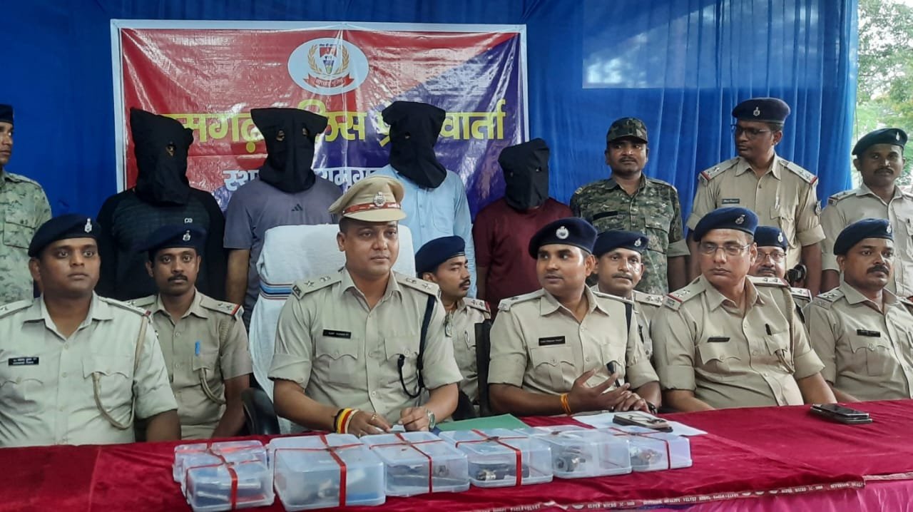 जे सी ज्वेलर्स में हुए लूटपाट और फायरिंग की घटना का पुलिस ने किया उद्वेदन