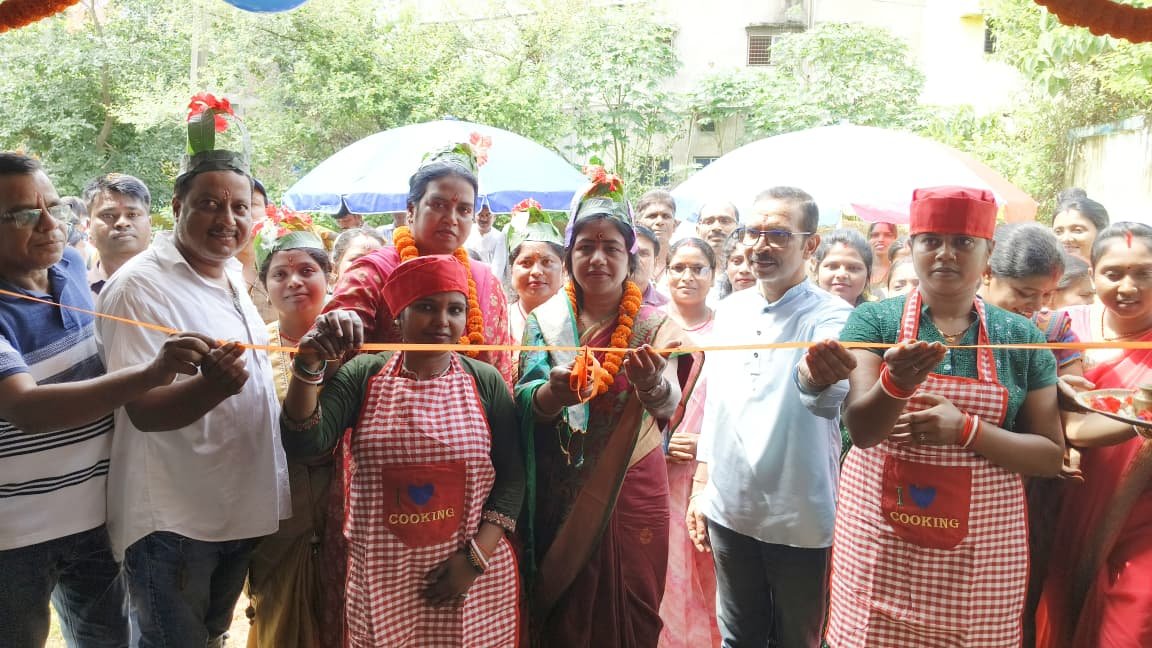 ग्रामीण विकास विभाग द्वारा संचालित पलाश आजीविका दीदी कैफे का उद्घाटन