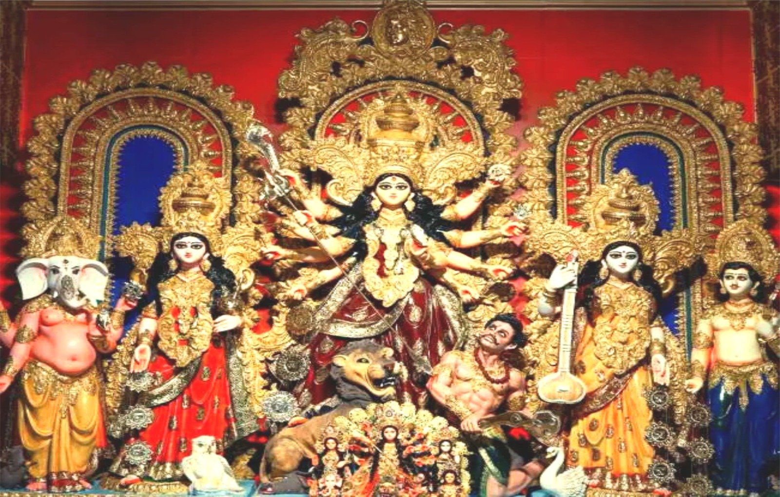 दुर्गा पूजा को लेकर पंडाल और मूर्ति निर्माण के कार्य में आई तेजी