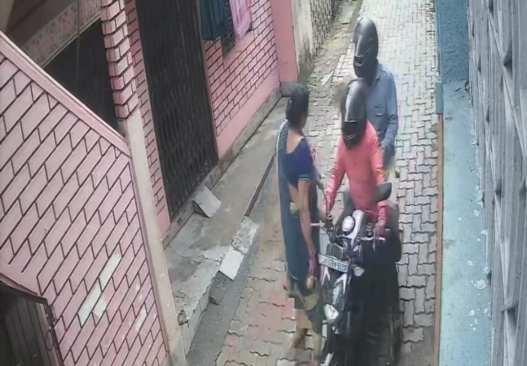 रामगढ़ शहर में चोर उचक्कों की भरमार,महिला के गले से चेन खींचा