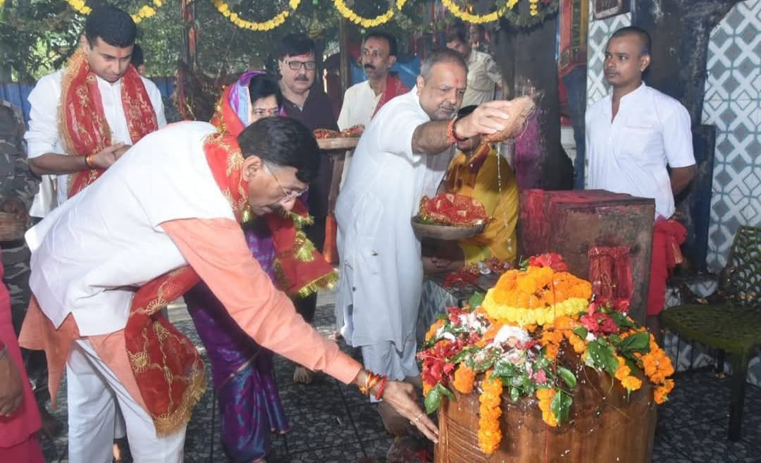 केंद्रीय रक्षा राज्य मंत्री संजय सेठ ने मां छिन्नमस्तिका की पूजा अर्चना किया