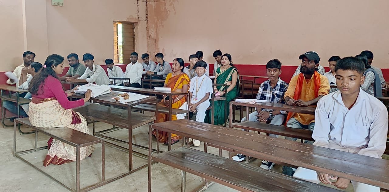 अभिभावको ने किया मूल्यांकित उत्तर पुस्तिकाओं का अवलोकन