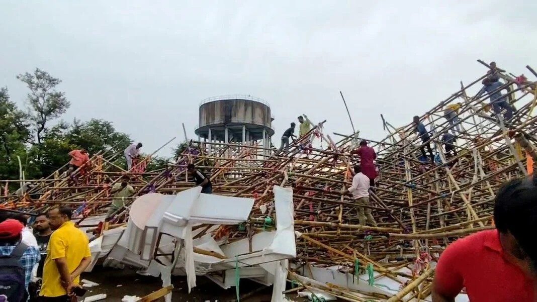 धनबाद के भूली बी ब्लॉक में पूजा पंडाल गिरा