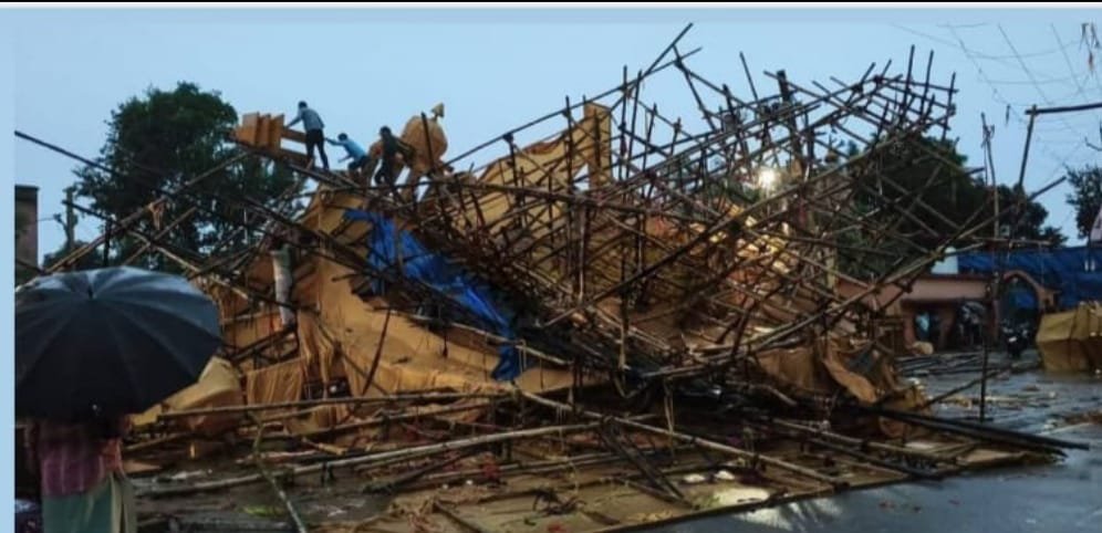 5 लाख की लागत से बना पूजा पंडाल भारी बारिश के कारण धाराशायी हुआ