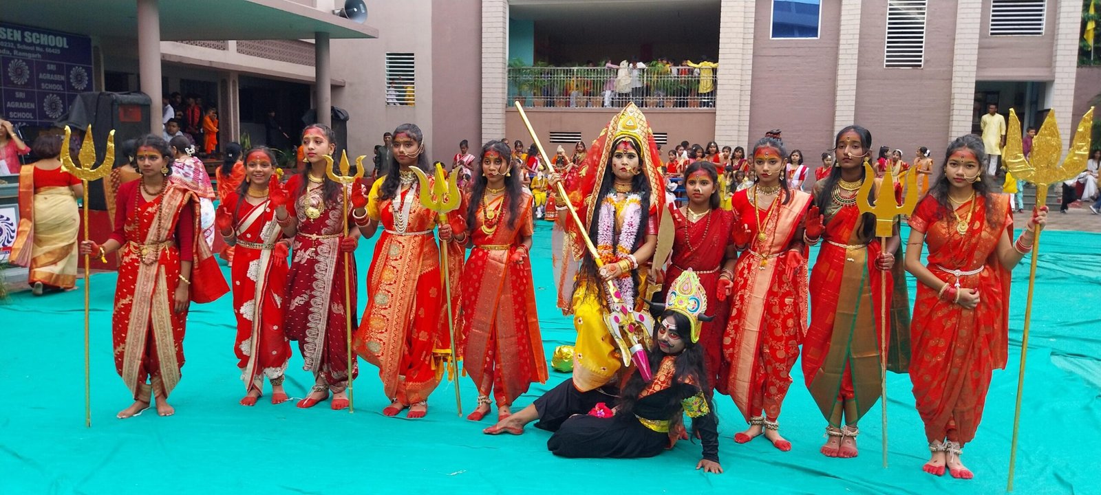गरबा और डांडिया के बीच अग्रसेन स्कूल में मना नवरात्र महोत्सव