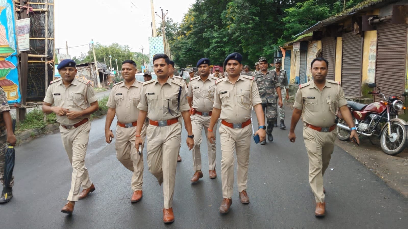 दुर्गा पूजा को लेकर बरकाकाना पुलिस ने किया फ्लैग मार्च