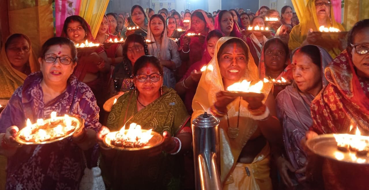 माता वैष्णों देवी मंदिर में महिलाओं ने की सामूहिक आरती