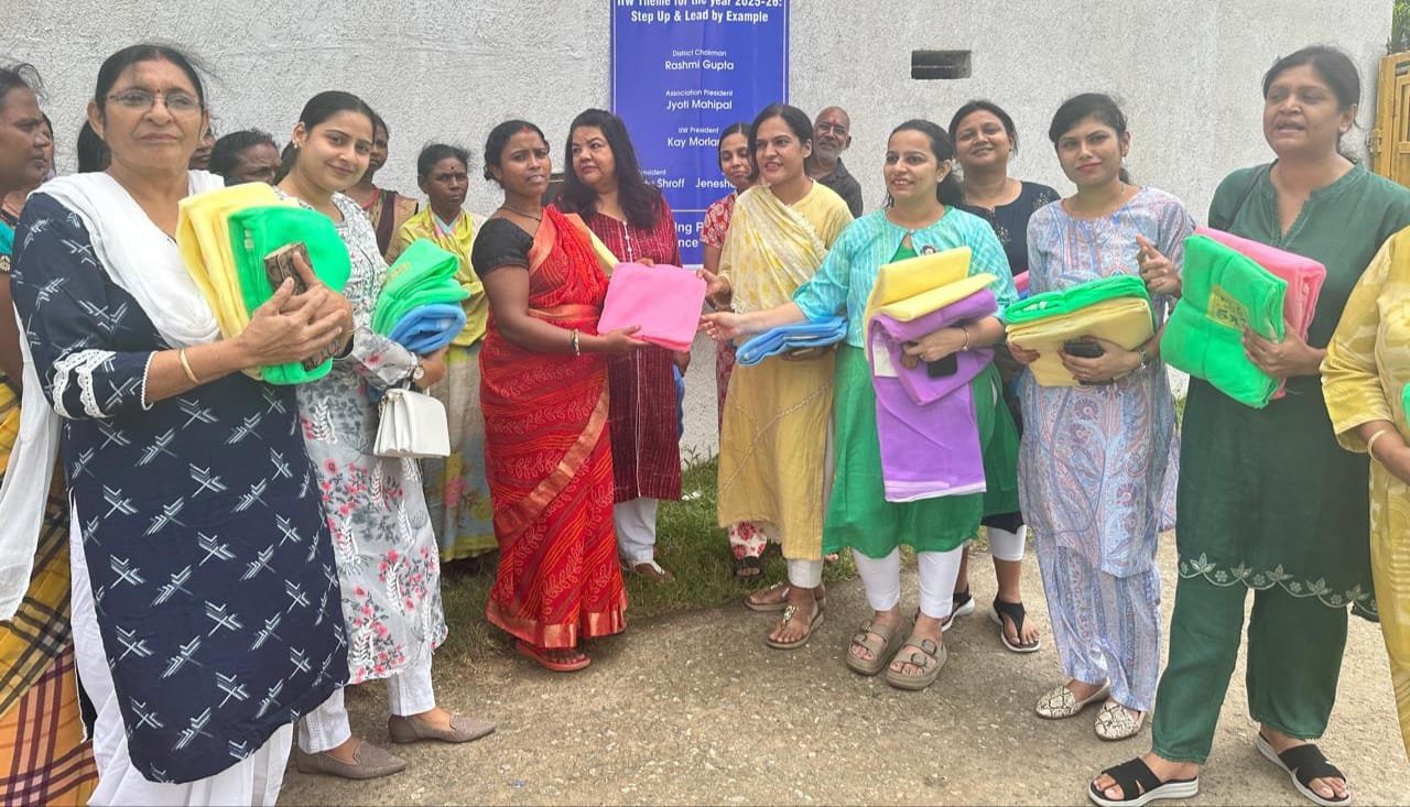 इनरव्हील क्लब ने मच्छरदानी और ब्लीचिंग पाउडर का वितरण किया