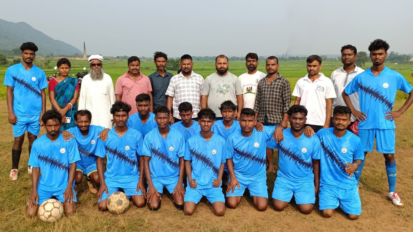 जेएलकेएम द्वारा चैनगड़ा में युवा खिलाड़ियों के बीच जर्सी और जूते का वितरण