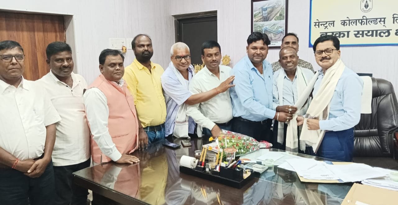 कोलफील्ड मजदूर यूनियन ने जीएम को फाईव स्टार एचिवर्स अवार्ड के लिए बधाई दी