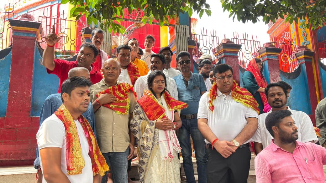 झारखंड विधानसभा आश्वासन समिति के सदस्यों ने मां छिन्नमस्तिका की पूजा अर्चना किया
