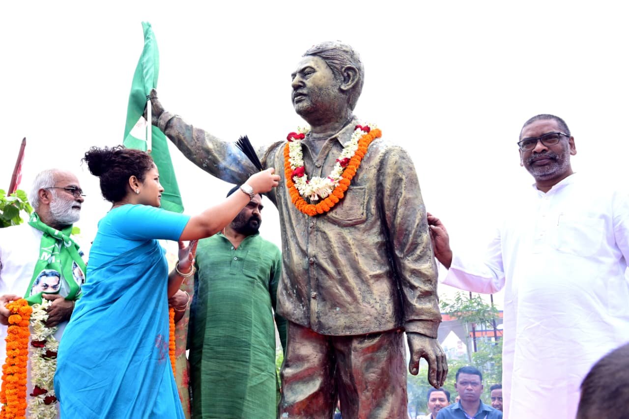 मुख्यमंत्री ने पूर्व विधायक स्व दुर्गा सोरेन को दी भावपूर्ण श्रद्धांजलि