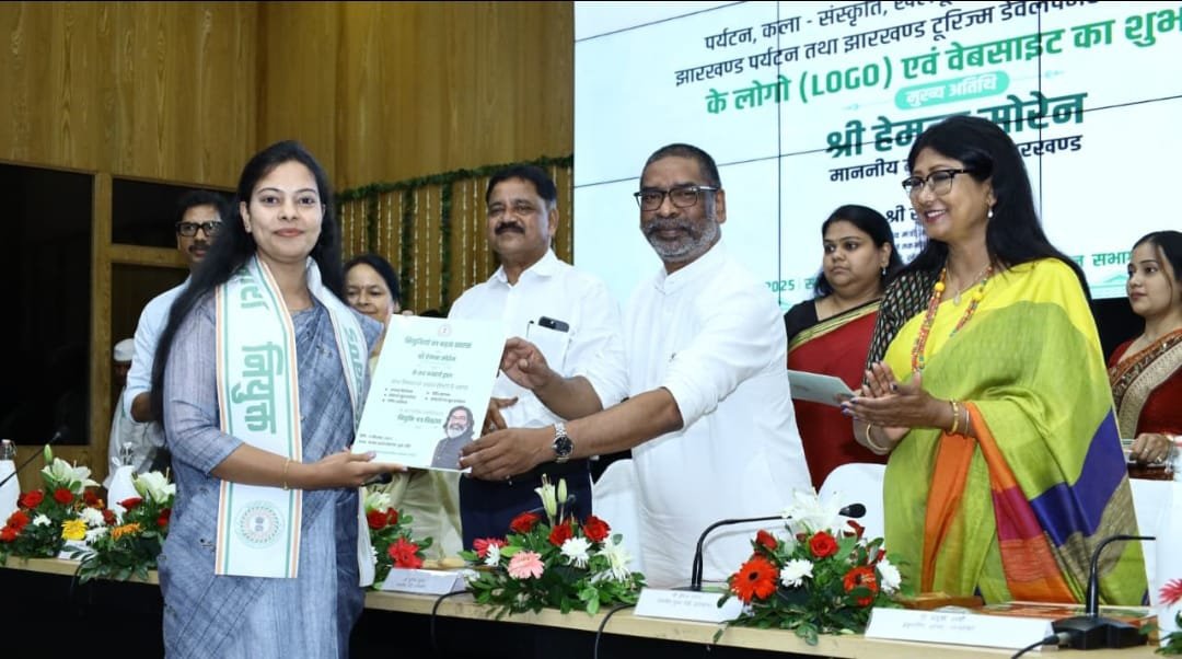 मुख्यमंत्री ने नगर विकास एवं आवास विभाग के अंतर्गत नवचयनित अभ्यर्थियों को सौंपा नियुक्ति पत्र