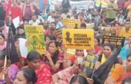 नगर निगम के अधिकारियों से तंग आकर रांची फुटपाथ दुकानदार संघ के हजारों लोगों ने राजभवन को घेरा