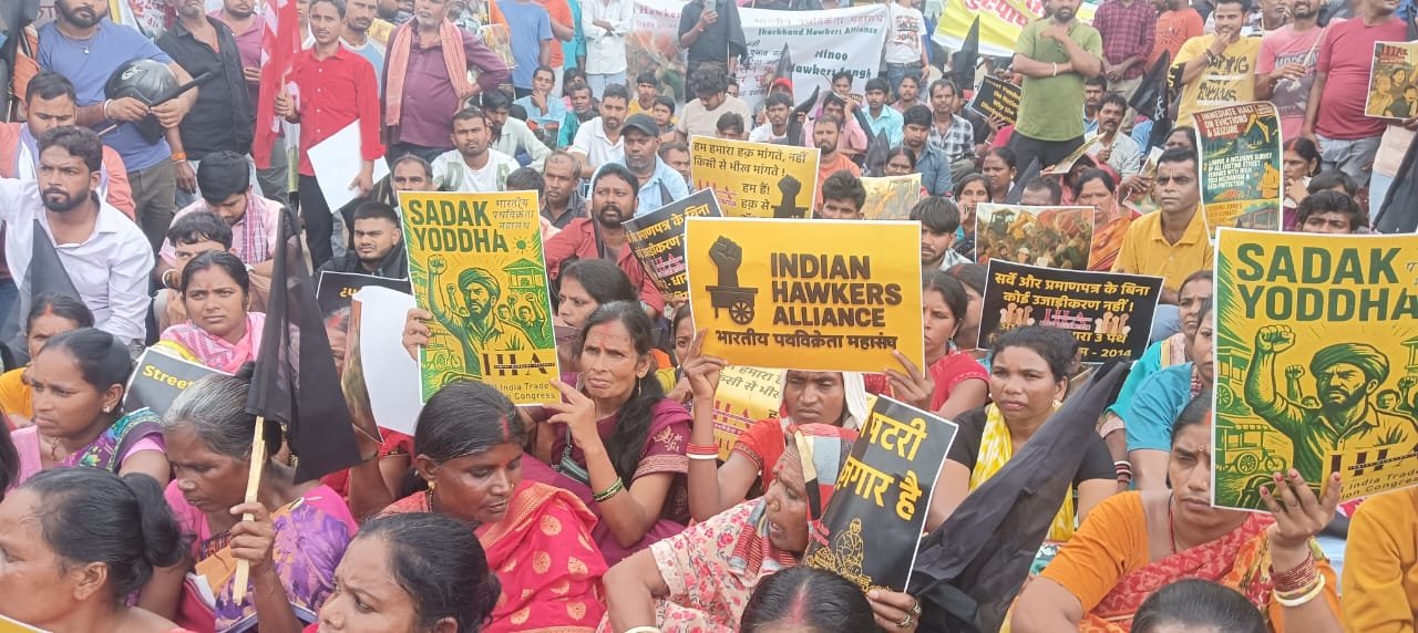 नगर निगम के अधिकारियों से तंग आकर रांची फुटपाथ दुकानदार संघ के हजारों लोगों ने राजभवन को घेरा