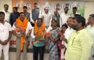 पूर्व अधिकारी अवध नारायण प्रसाद अपने साथियों के साथ कांग्रेस में शामिल हुए