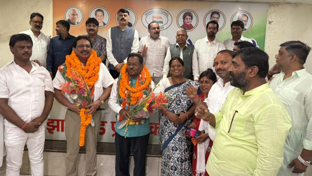 पूर्व अधिकारी अवध नारायण प्रसाद अपने साथियों के साथ कांग्रेस में शामिल हुए