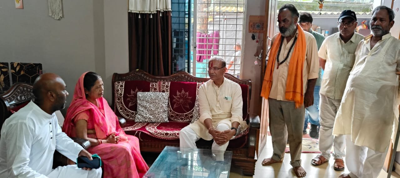 गणेश साव के परिजनों से मिले पूर्व केंद्रीय मंत्री जयंत सिन्हा