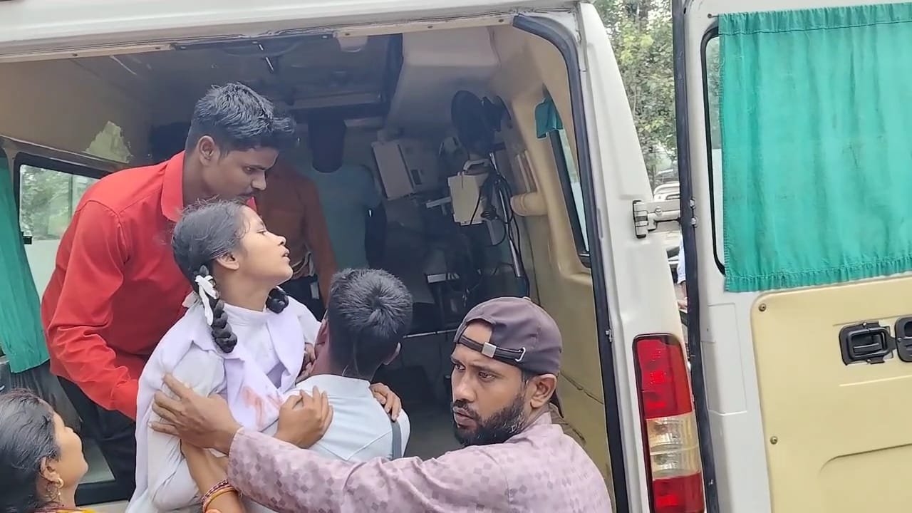 भदानीनगर ओपी क्षेत्र में सड़क दुर्घटना, एक की मौत, तीन छात्रा घायल