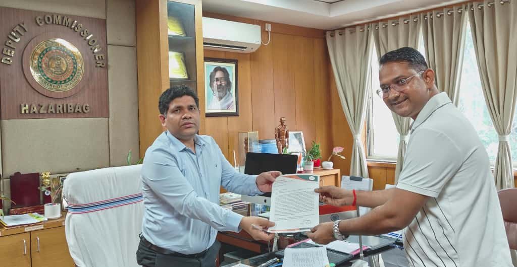 सांसद मीडिया प्रतिनिधि ने हजारीबाग उपायुक्त को सौंपा ज्ञापन