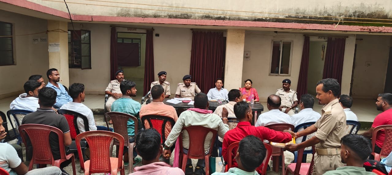 दुर्गा पूजा को लेकर बरलांगा थाना परिसर में हुई शांति समिति की बैठक