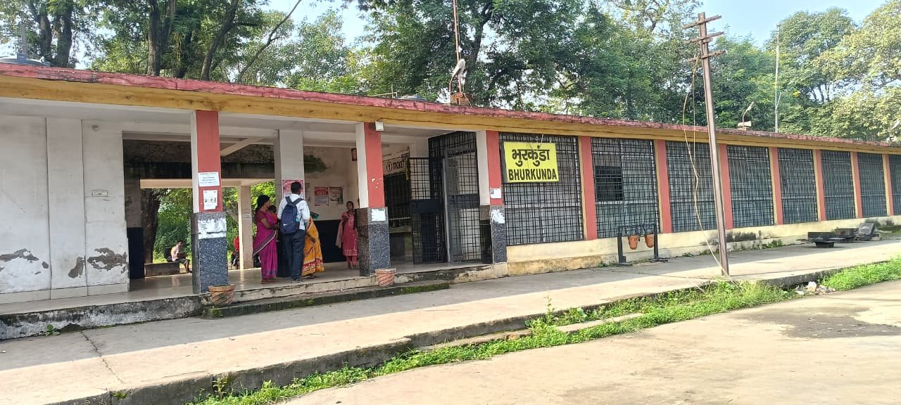 झारखंड कुरमी महासभा के रेल रोका डहर छेका आंदोलन के दौरान सुनसान रही भुरकुंडा स्टेशन