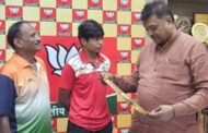 अंतराष्ट्रीय महिला मुक्केबाज कनिष्का कुमारी गोराई और उनके कोच को सांसद मनीष जायसवाल ने किया सम्मानित
