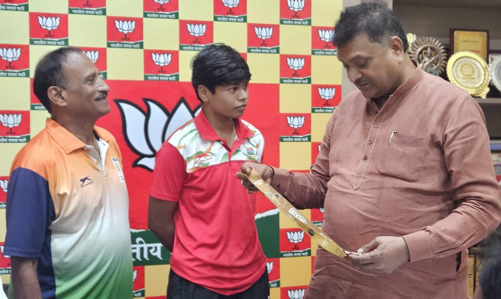 अंतराष्ट्रीय महिला मुक्केबाज कनिष्का कुमारी गोराई और उनके कोच को सांसद मनीष जायसवाल ने किया सम्मानित