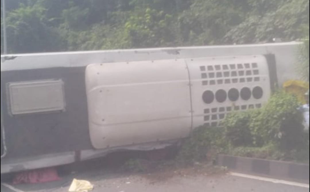 चुट्टुपालू घाटी में खड़ी बस अचानक लुढ़की,डिवाइडर से टकराकर पलटी