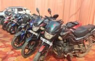 पुलिस ने चोरी के 11 बाइक और एक कार बरामद किया