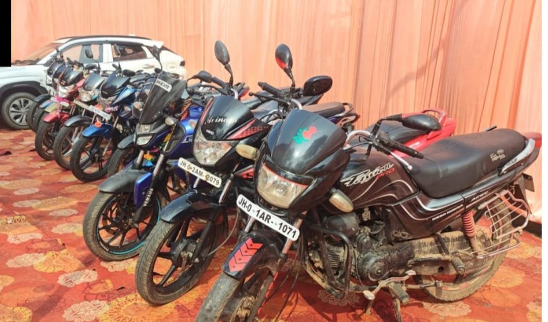 पुलिस ने चोरी के 11 बाइक और एक कार बरामद किया