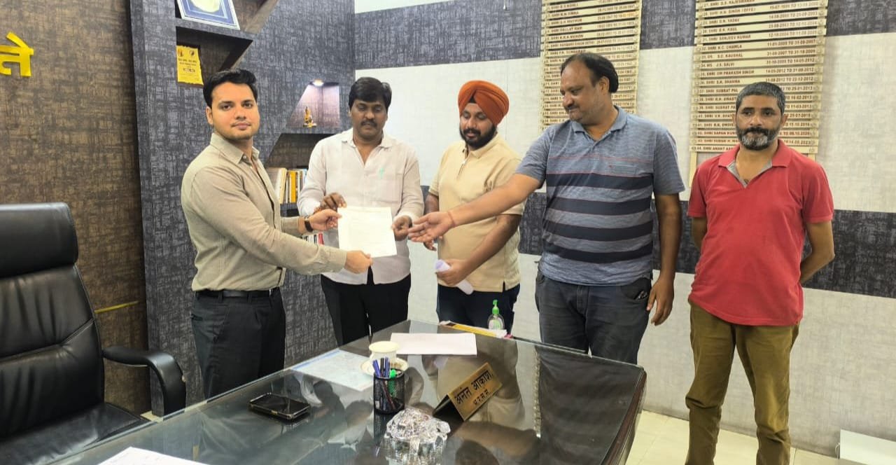 रामगढ़ नगर कांग्रेस कमेटी ने छावनी परिषद के सीईओ को ज्ञापन सौंपा