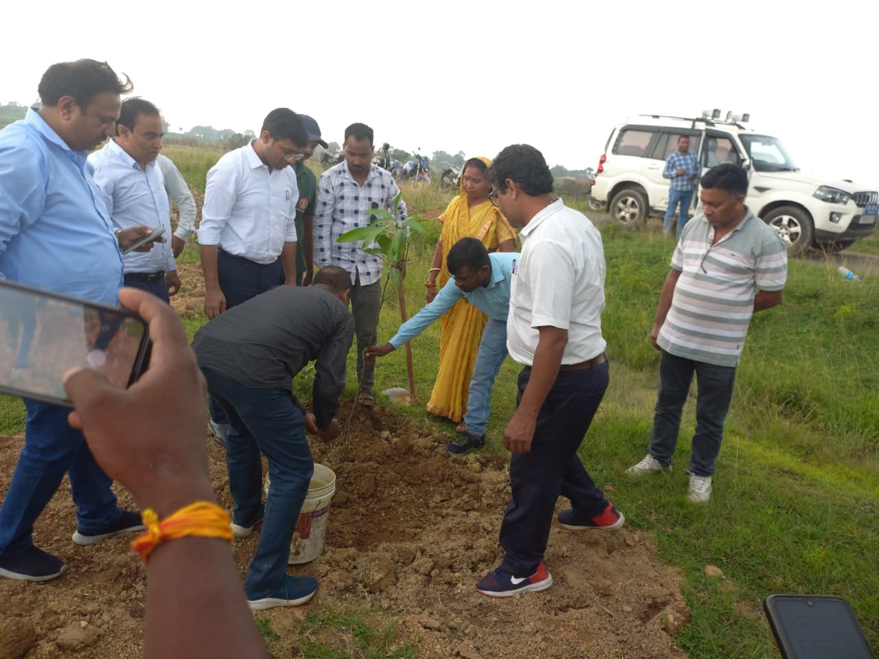 उप विकास आयुक्त और प्रखण्ड विकास पदाधिकारी ने किया जेएसएलपीएस के गैर कृषि गतिविधि एवं चिक हार्डनिंग सेंटर का औचक निरीक्षण