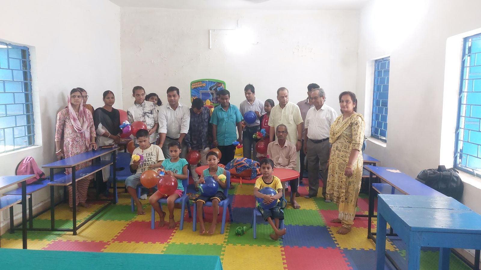 शांतिधारा फाउंडेशन ने मंदबुद्धि के बच्चों के बीच खिलौने प्रदान किया