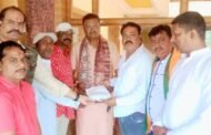 रामगढ़ कैंट दशहरा समिति ने मुख्य अतिथि और अतिथि के लिए आमंत्रण पत्र सौंपा