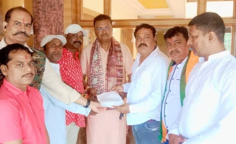 रामगढ़ कैंट दशहरा समिति ने मुख्य अतिथि और अतिथि के लिए आमंत्रण पत्र सौंपा